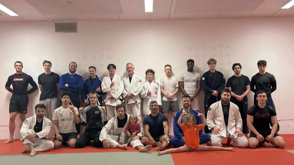 Medlemmer av Hønefoss BJJ samlet etter trening i Ringerikshallen